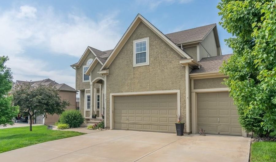 14108 Pine Valley Ct, Basehor, KS 66007 - 6 Beds, 5 Bath