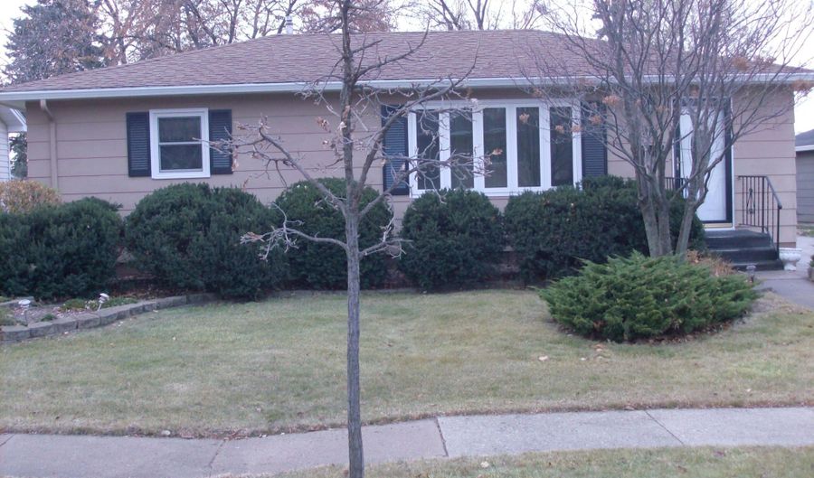 912 NE 10th Ave, Aberdeen, SD 57401 - 2 Beds, 2 Bath