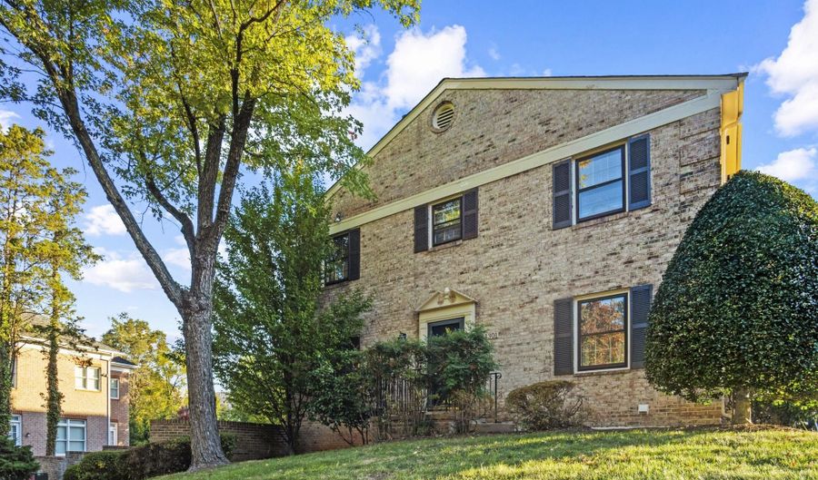 4301 GREENBERRY Ln, Annandale, VA 22003 - 3 Beds, 3 Bath