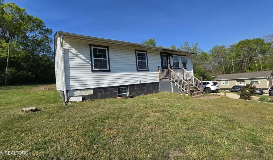 208 Riggs St, Athens, TN 37303 - 3 Beds, 3 Bath