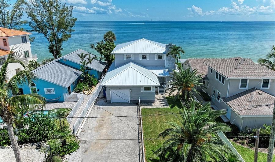 893 N SHORE Dr, Anna Maria, FL 34216 - 4 Beds, 3 Bath