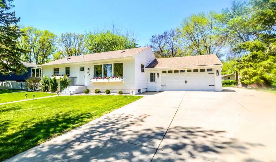 128 Elizabeth Dr, Aberdeen, SD 57401 - 5 Beds, 2 Bath