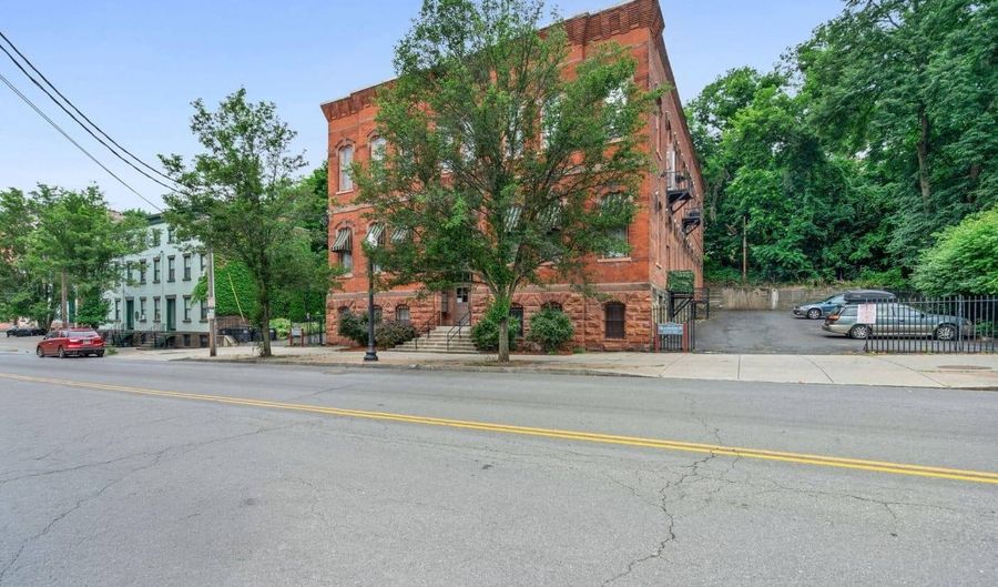 206 N Pearl St 204, Albany, NY 12207 - 6 Beds, 2 Bath
