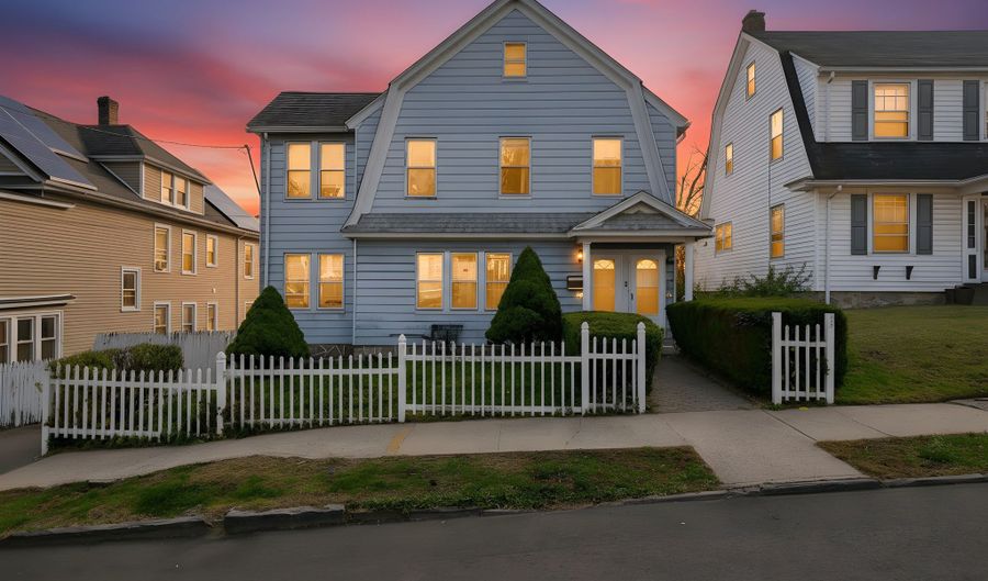 25 Manhattan Ave, Bridgeport, CT 06606 - 4 Beds, 2 Bath