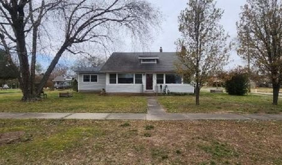 1607 Washington Ave, Baxter Springs, KS 66713 - 4 Beds, 3 Bath