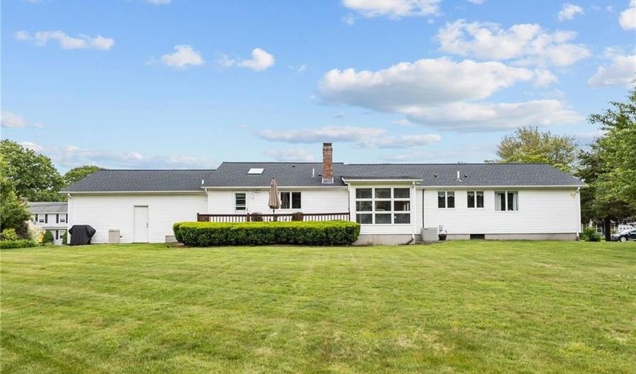 15 Womantam Ln, Cumberland, RI 02864 - 3 Beds, 2 Bath