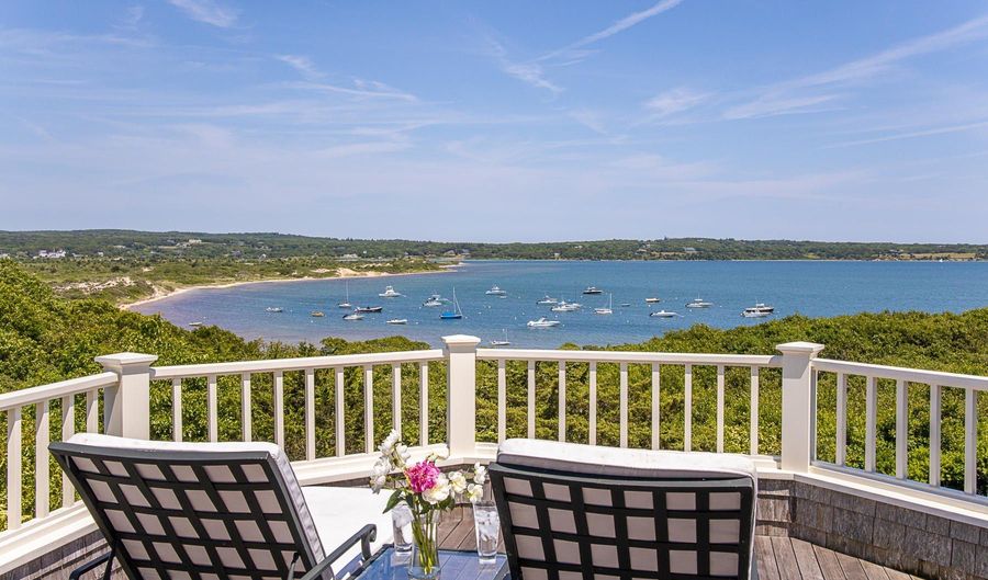 7 Clay Pit Ln, Aquinnah, MA 02535 - 5 Beds, 5 Bath