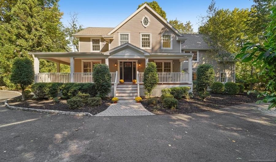 24 Scott Ct, Allendale, NJ 07401 - 5 Beds, 3 Bath
