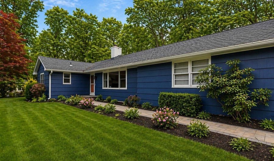 14 Elmcrest Dr, Danbury, CT 06811 - 3 Beds, 2 Bath