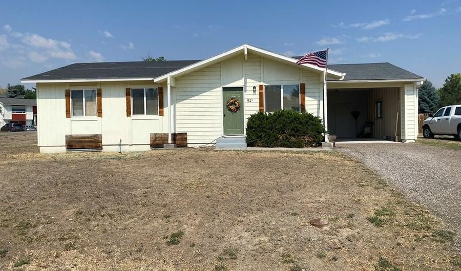 921 S 10th St, Challis, ID 83226 - 5 Beds, 2 Bath