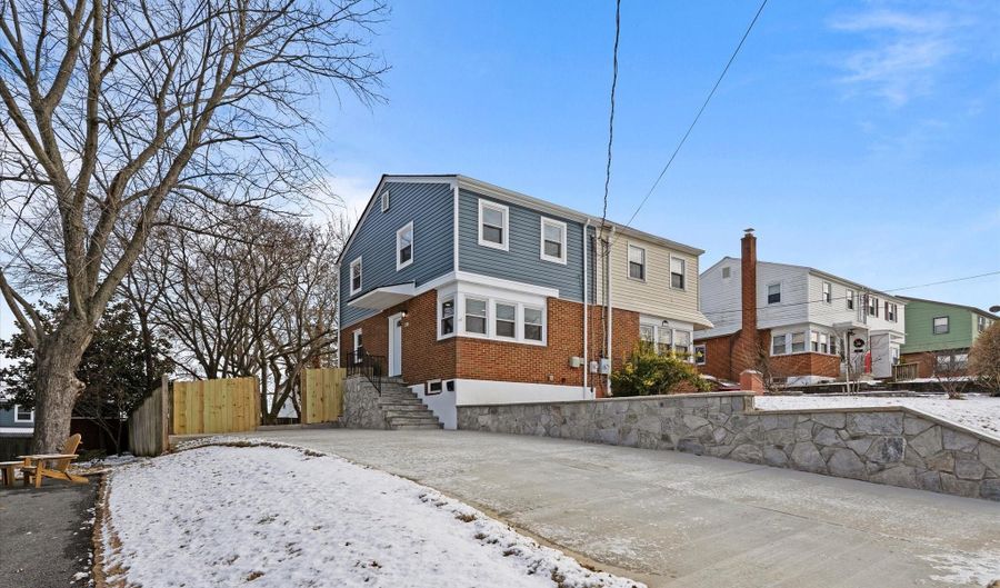 6913 WESTHAMPTON Dr, Alexandria, VA 22307 - 2 Beds, 2 Bath