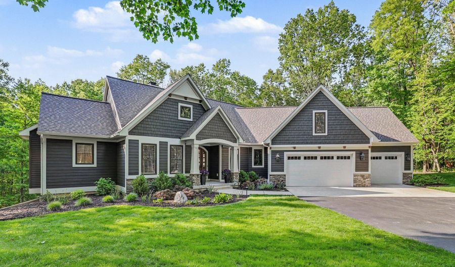 547 Roundtree Dr NE, Ada, MI 49301 - 5 Beds, 5 Bath