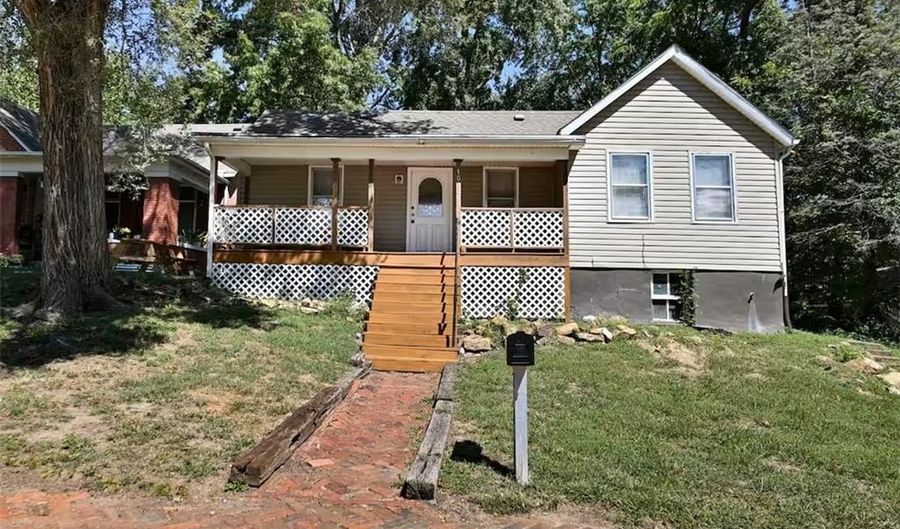 1013 Kearney St, Atchison, KS 66002 - 2 Beds, 1 Bath