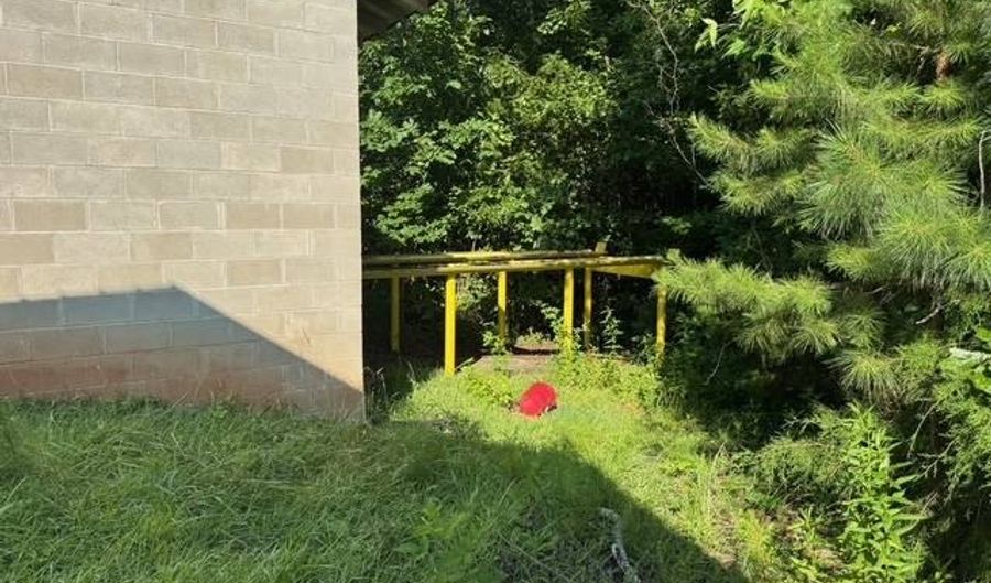 728 Greenwood St E, Abbeville, SC 29620 - 0 Beds, 1 Bath