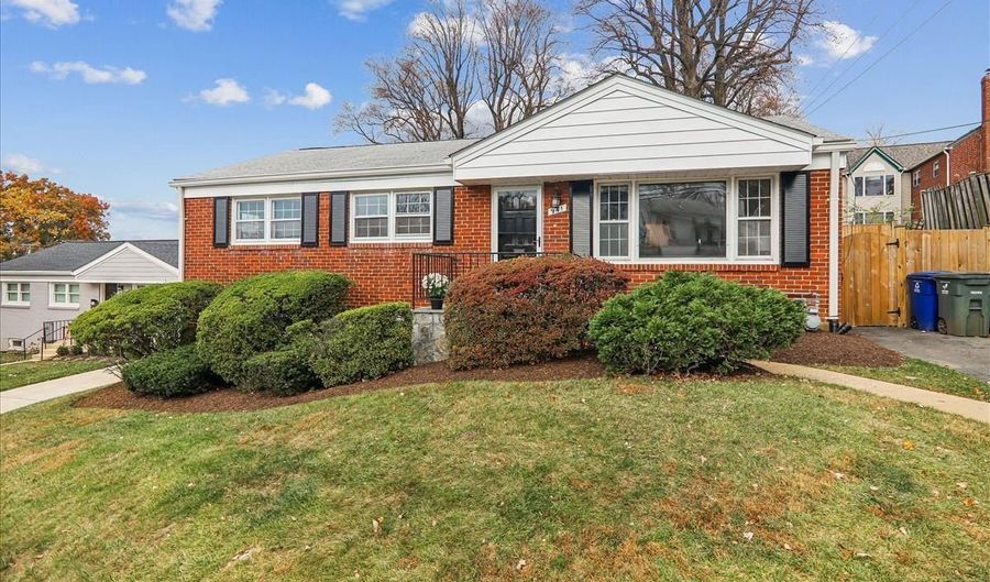 941 N MCKINLEY Rd, Arlington, VA 22205 - 4 Beds, 3 Bath