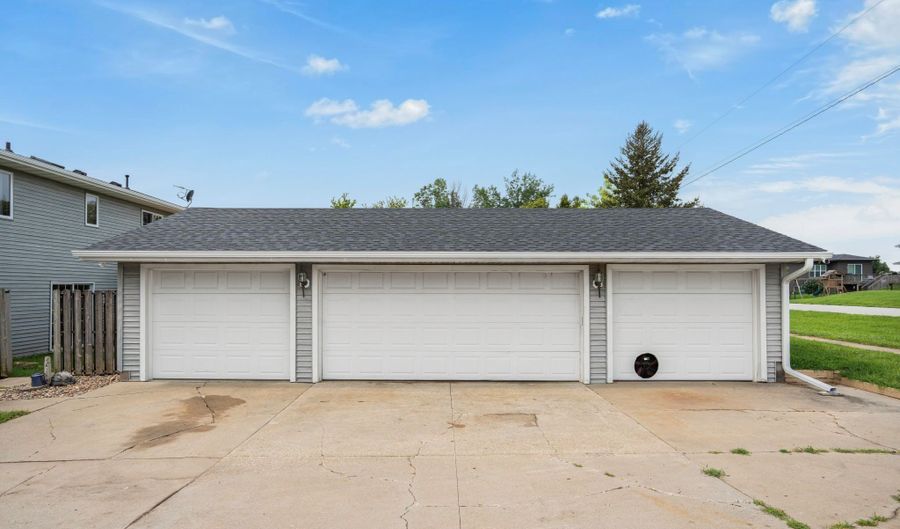 1801 W Cheyenne Ct, Polk City, IA 50226 - 4 Beds, 2 Bath