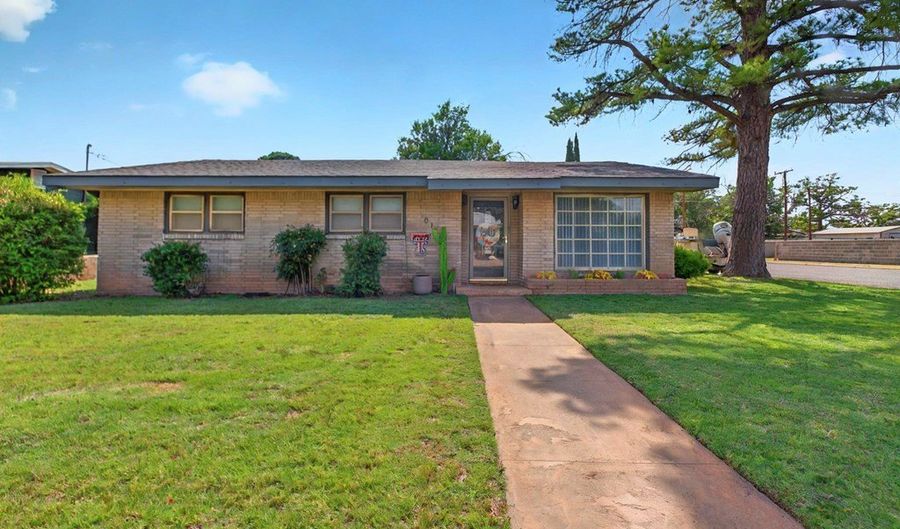 811 NW 7th St, Andrews, TX 79714 - 3 Beds, 2 Bath