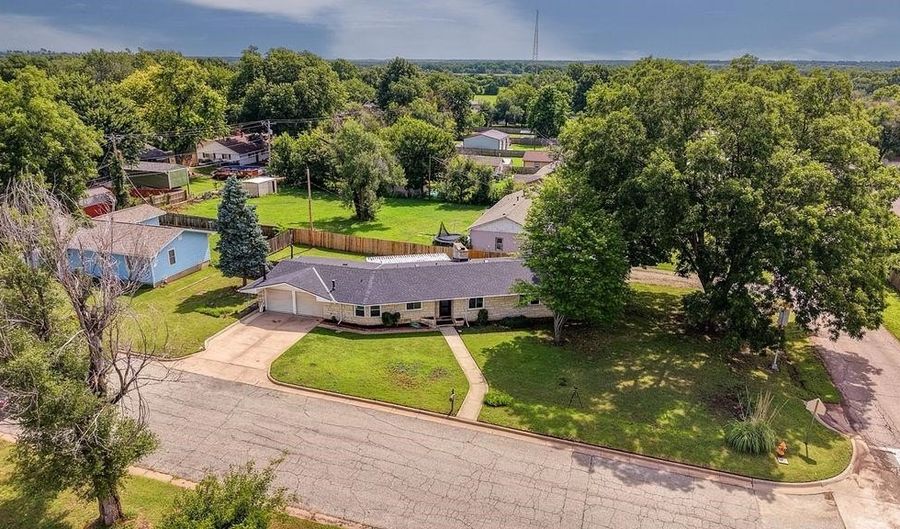 102 Highland Dr, Arkansas City, KS 67005 - 3 Beds, 2 Bath