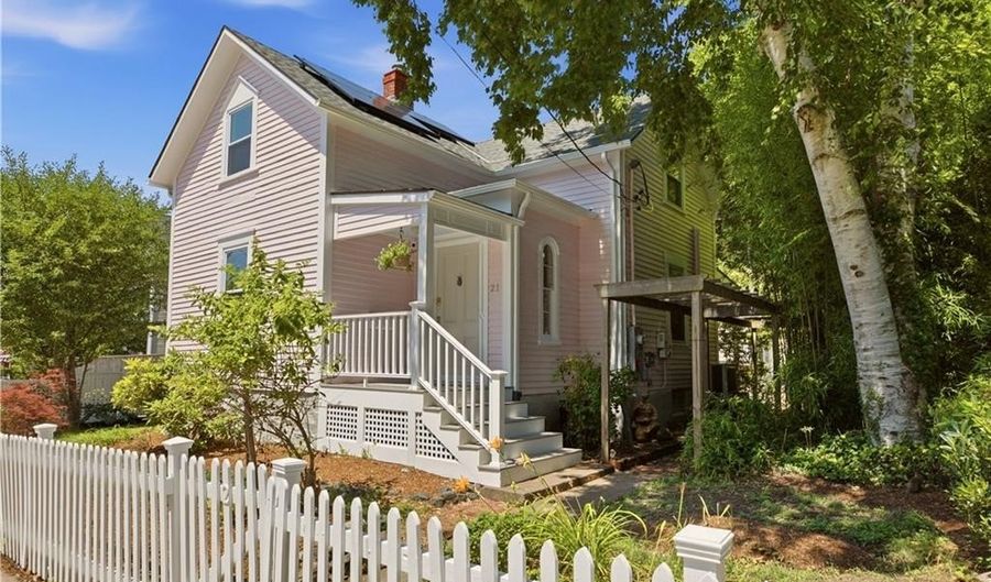 21 Clinton Ave, Newport, RI 02840 - 3 Beds, 2 Bath