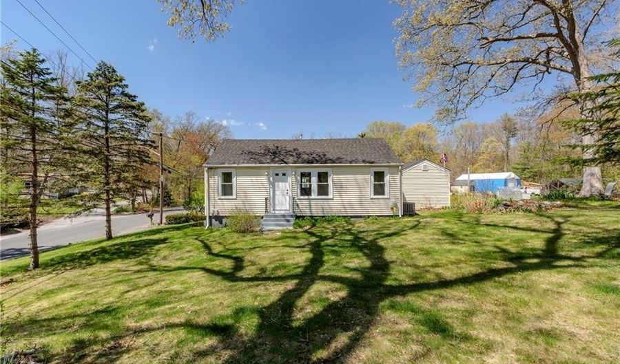 19 Leigh Rd, Cumberland, RI 02864 - 2 Beds, 1 Bath