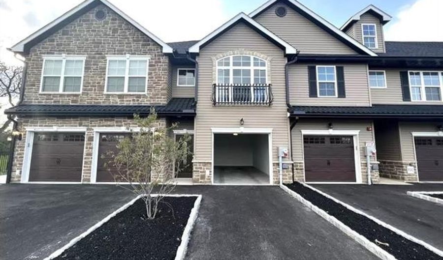 1047 Cetronia Rd 4, Upper Macungie, PA 18031 - 2 Beds, 2 Bath