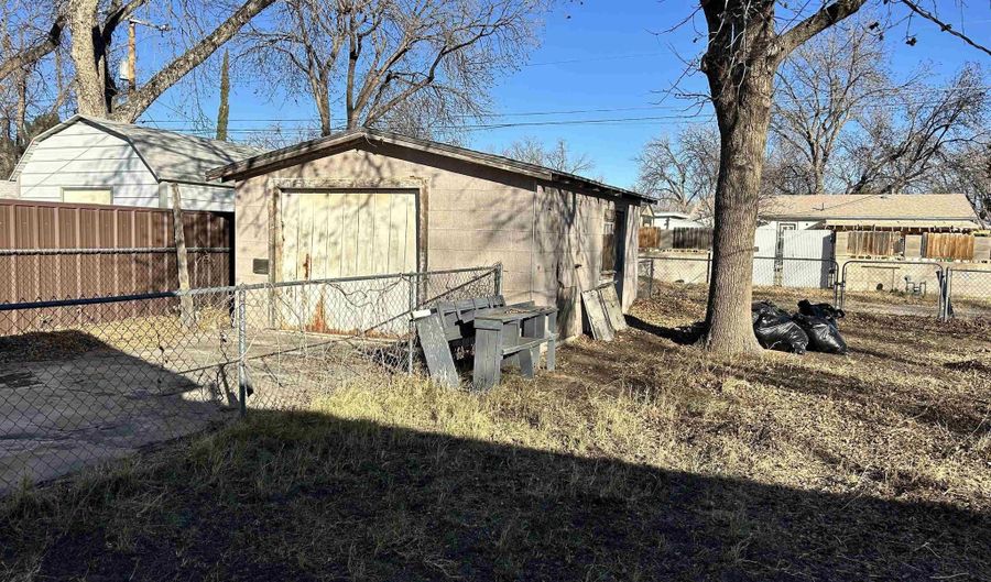 402 Rosedale St, Carlsbad, NM 88220 - 2 Beds, 1 Bath