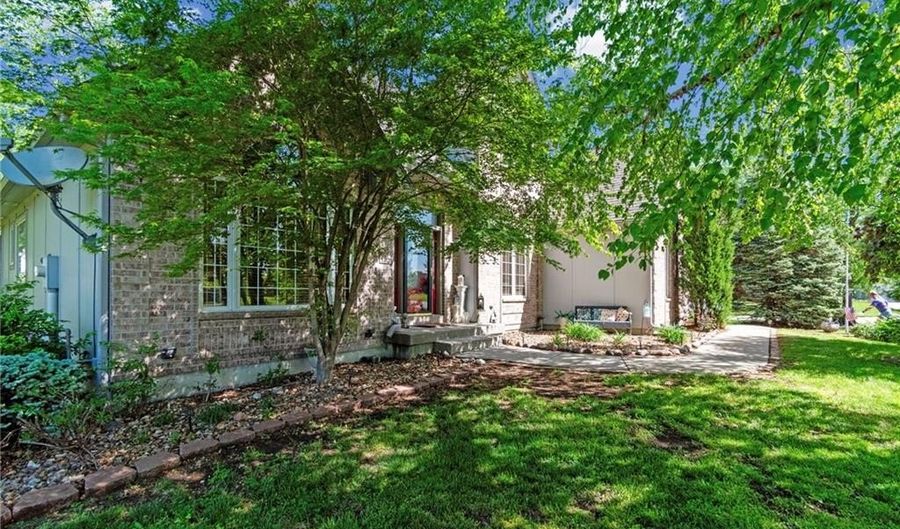 15733 Pine Cir, Basehor, KS 66007 - 4 Beds, 3 Bath