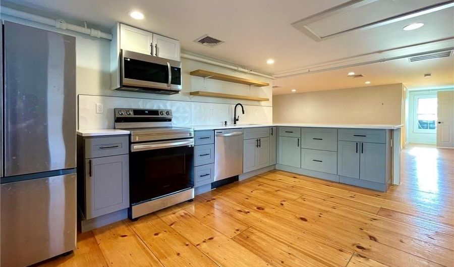 5 John St 2, Bristol, RI 02809 - 3 Beds, 1 Bath