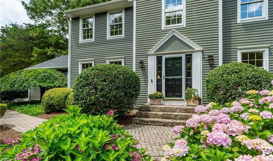 7 Wickham Rd, North Kingstown, RI 02852 - 4 Beds, 3 Bath