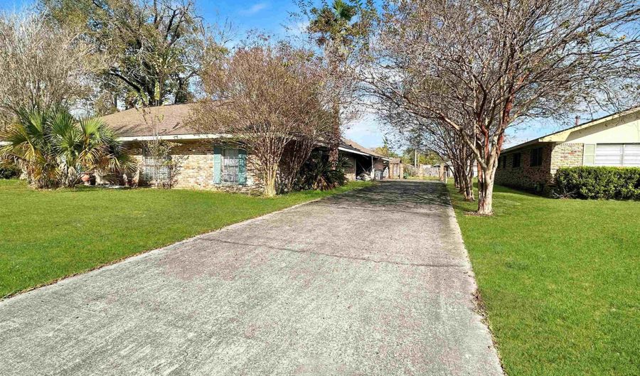 12231 Mollylea Dr, Baton Rouge, LA 70815 - 4 Beds, 2 Bath