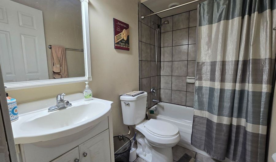 355 Crestwood Ct, Algonquin, IL 60102 - 3 Beds, 2 Bath