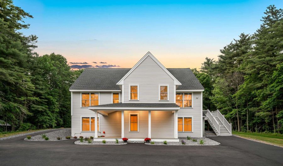 427 Middle Rd, Brentwood, NH 03833 - 3 Beds, 4 Bath