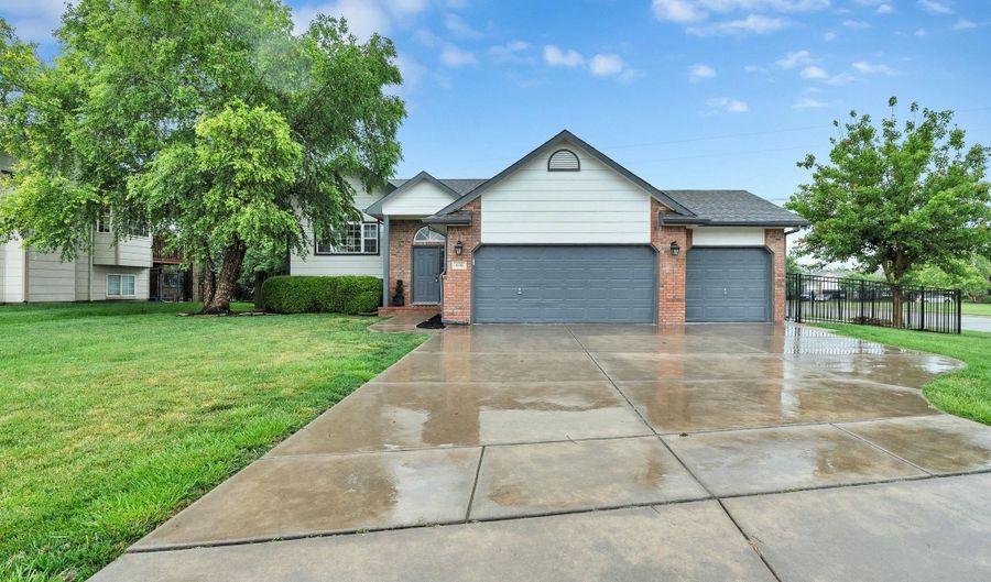 610 W Gatewood Ln, Andover, KS 67002 - 4 Beds, 3 Bath
