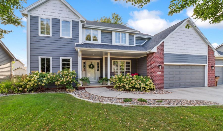 946 11th Ave SE, Altoona, IA 50009 - 4 Beds, 4 Bath