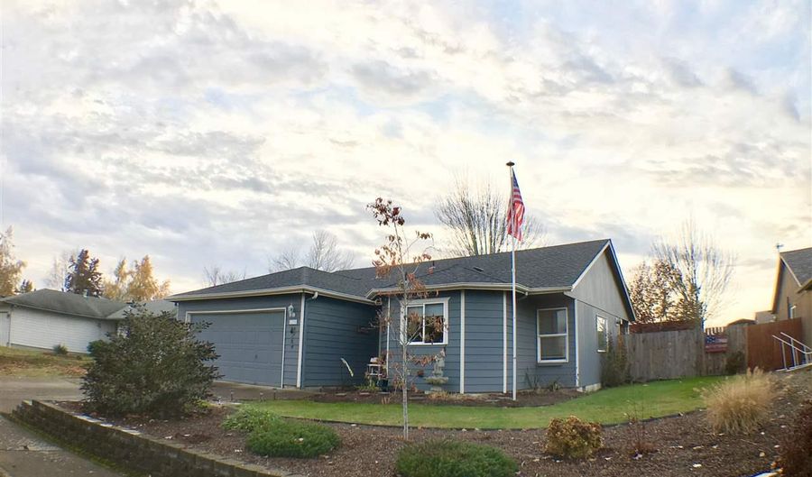 695 N 9th St, Aumsville, OR 97325 - 3 Beds, 2 Bath