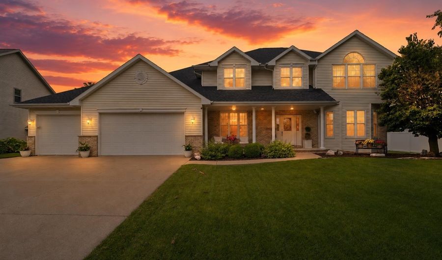 208 E APPLE CREEK Rd, Appleton, WI 54913 - 4 Beds, 3 Bath
