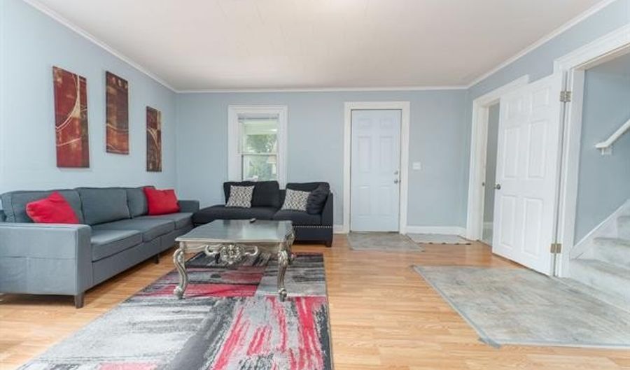 518 N LOCUST St, Adrian, MI 49221 - 2 Beds, 1 Bath