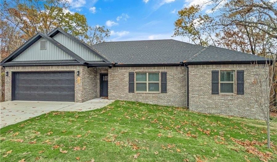 100 Selkirk Dr, Bella Vista, AR 72715 - 3 Beds, 2 Bath