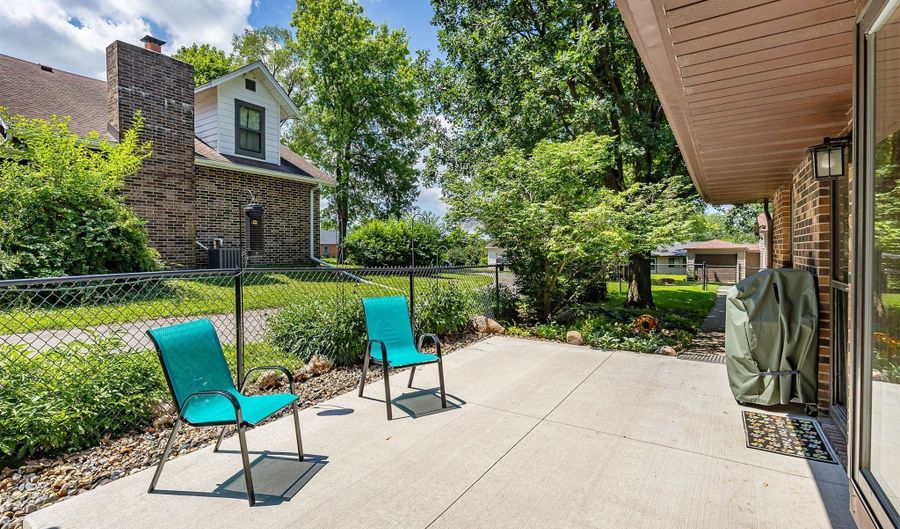 502 5th Ave SW, Altoona, IA 50009 - 2 Beds, 2 Bath