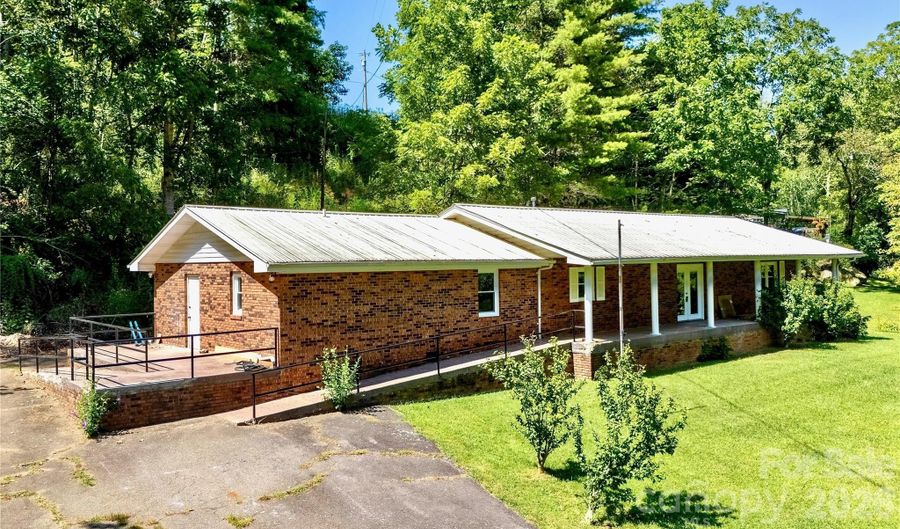 208 Murdock Rd, Bakersville, NC 28705 - 4 Beds, 3 Bath