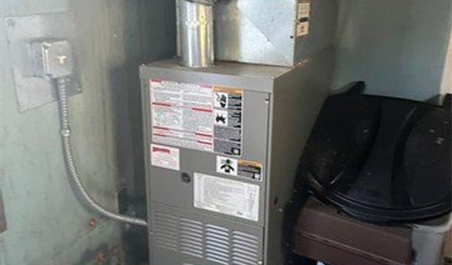 618 Green St, Algonac, MI 48001 - 2 Beds, 1 Bath