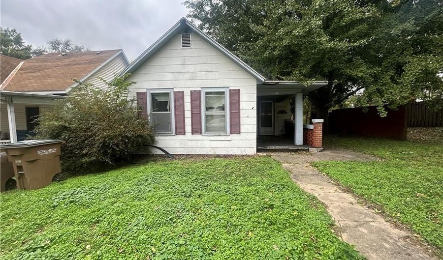 609 R St, Atchison, KS 66002 - 3 Beds, 2 Bath