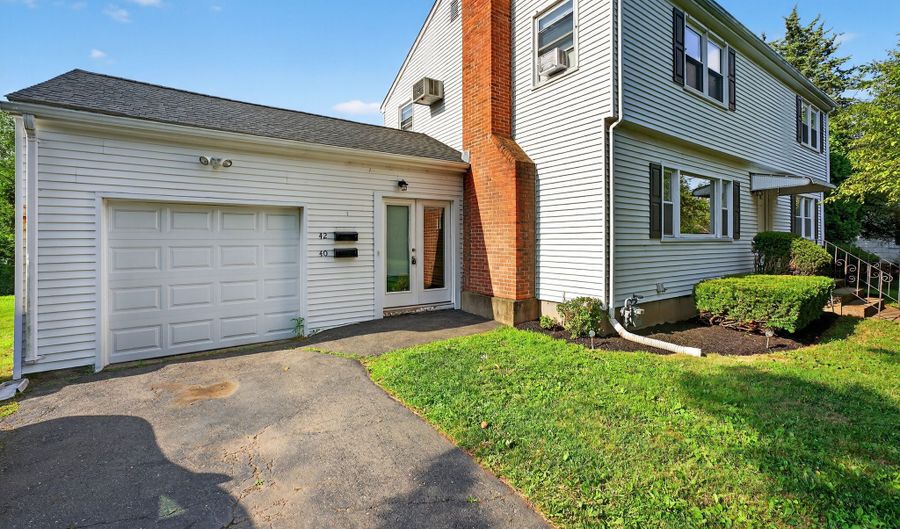 40 Newton St, Berlin, CT 06037 - 5 Beds, 2 Bath