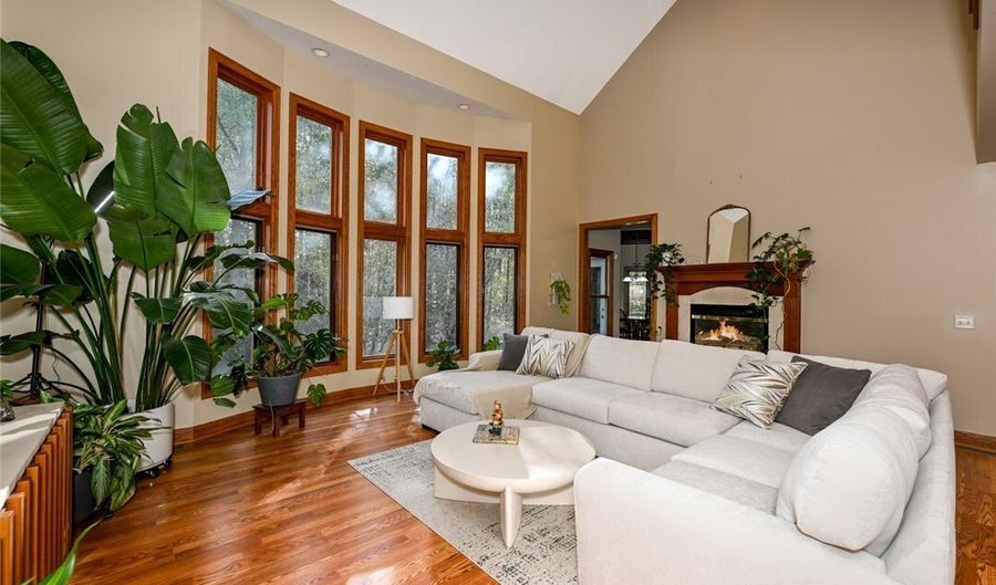 679 DEEP WOODS Dr, Aurora, OH 44202 - 4 Beds, 5 Bath