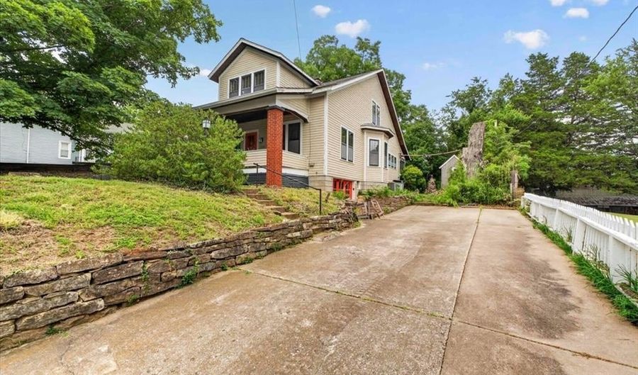 210 Lower St, Augusta, MO 63332 - 4 Beds, 2 Bath