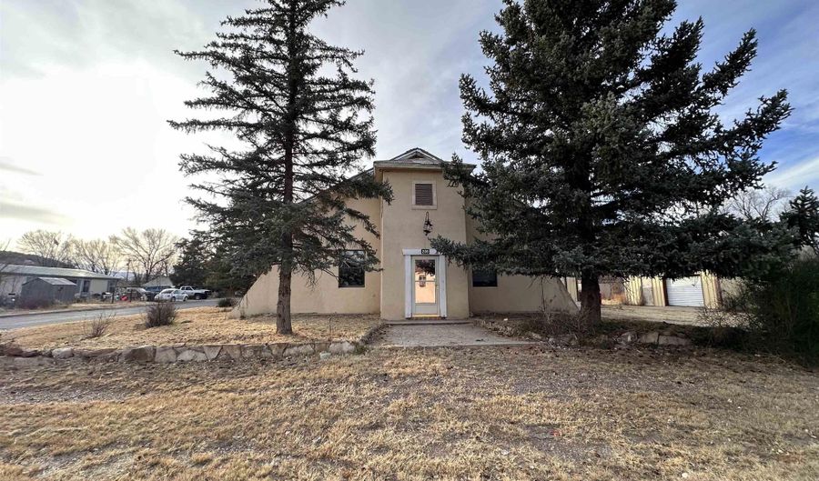 208 S White Oaks Ave, Capitan, NM 88316 - 3 Beds, 2 Bath