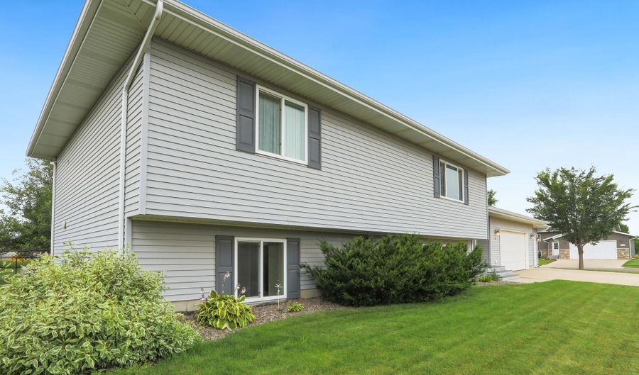 1306 S 12th St, Aberdeen, SD 57401 - 4 Beds, 3 Bath