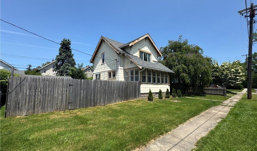 1719 E 48th St, Ashtabula, OH 44004 - 3 Beds, 1 Bath