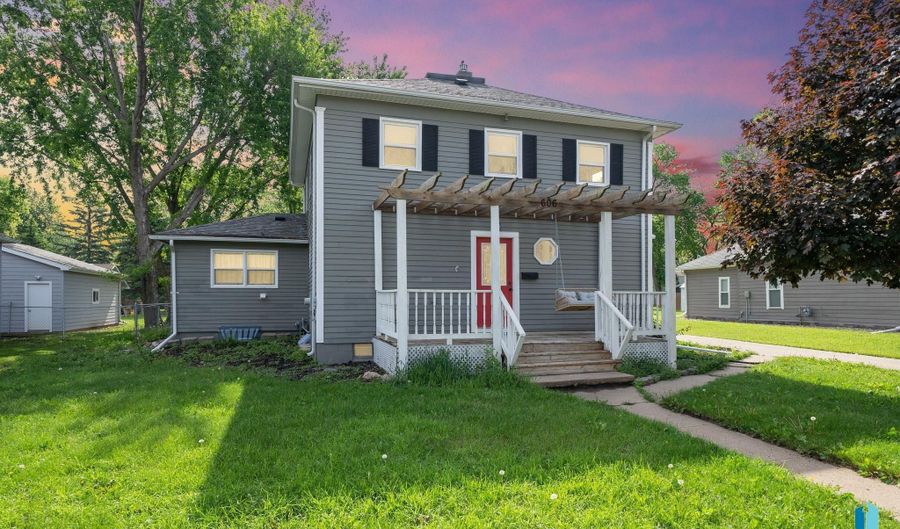 606 N 3rd St, Beresford, SD 57004 - 3 Beds, 2 Bath