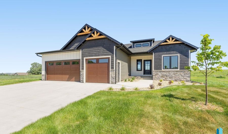2516 E Chestnut Trl, Brandon, SD 57005 - 5 Beds, 3 Bath